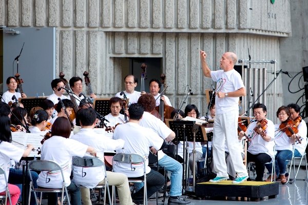 都会のオアシスで開催された、井上道義と新日本フィルによる野外クラシック・コンサート