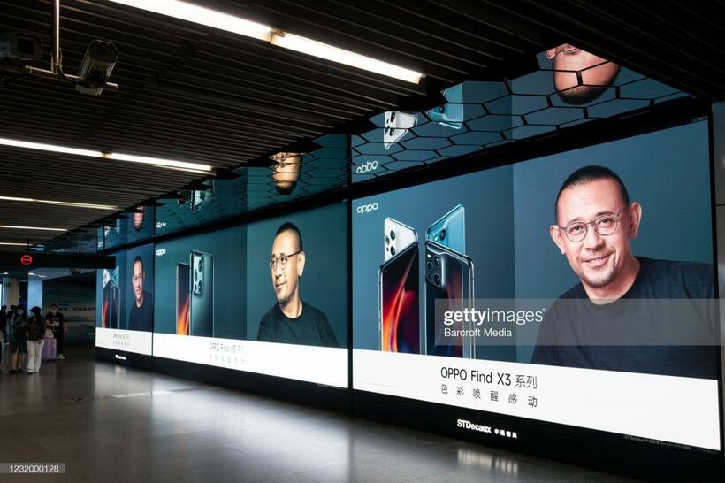 中国・上海の地下鉄で展開されたOPPOのスマートフォンの広告。日本でも積極的に事業展開をしており、身近な端末メーカーのひとつに育っている（写真：ｇｅｔｔｙｉｍａｇｅｓ）