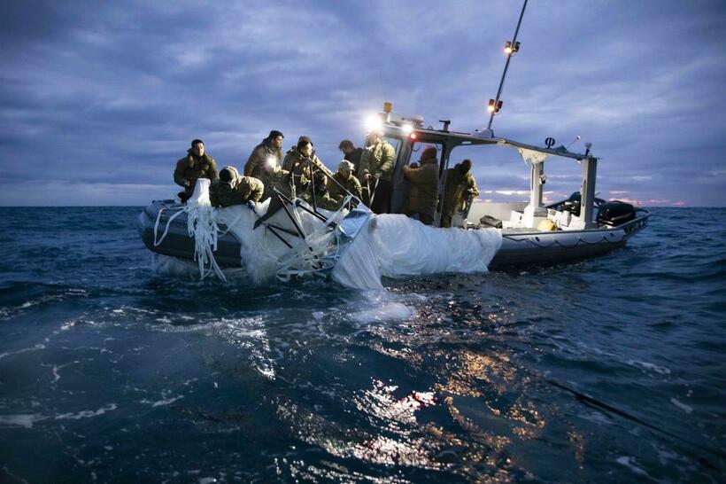 米上空の中国偵察気球を撃墜 残骸の回収 （写真／アフロ）