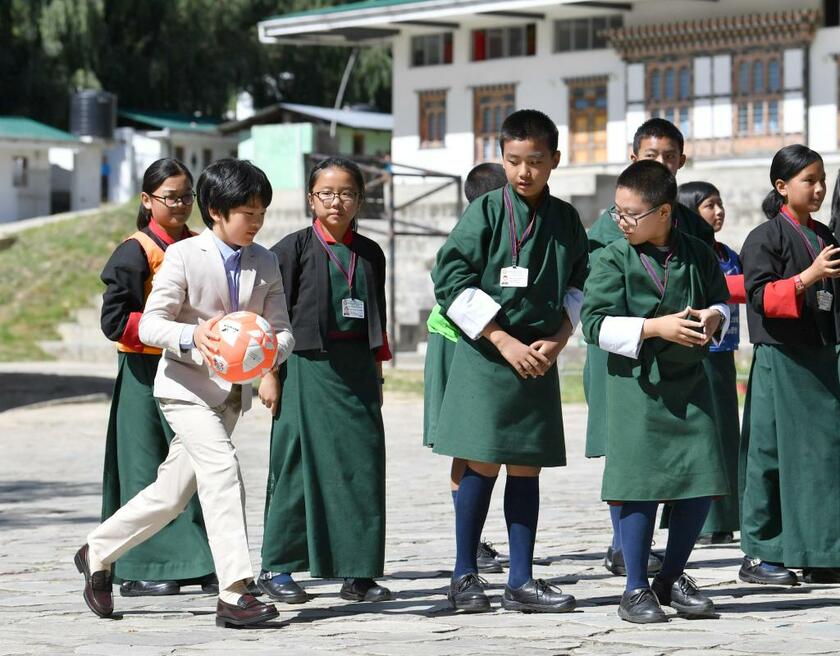初の外国訪問でブータンの学校を訪問／初の外国訪問で秋篠宮ご夫妻とブータンへ。ティンプーの学校を訪問。ボール渡し競技に参加した／19年８月20日