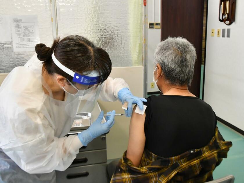 新型コロナウイルスのワクチン接種の様子（ｃ）朝日新聞社