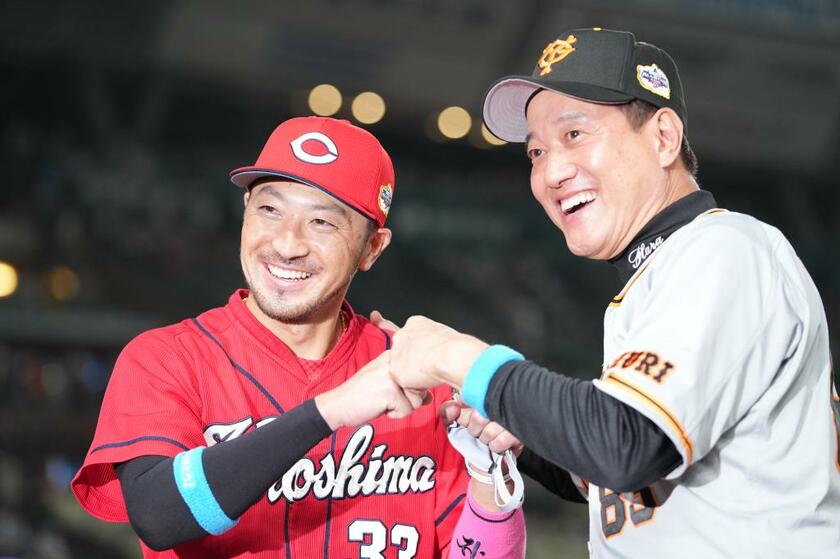 プロ野球オールスターで原監督とグータッチする菊池涼介