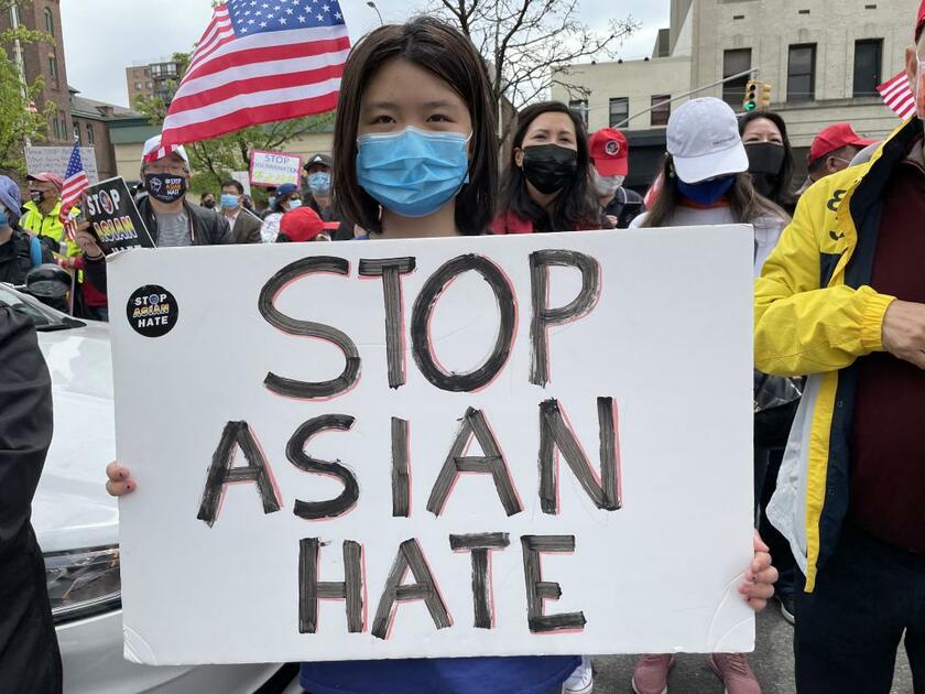キャロリン・ショーンさんは「アジア系ヘイトをやめて」という手書きのサインを持ってデモに参加した（撮影／津山恵子）