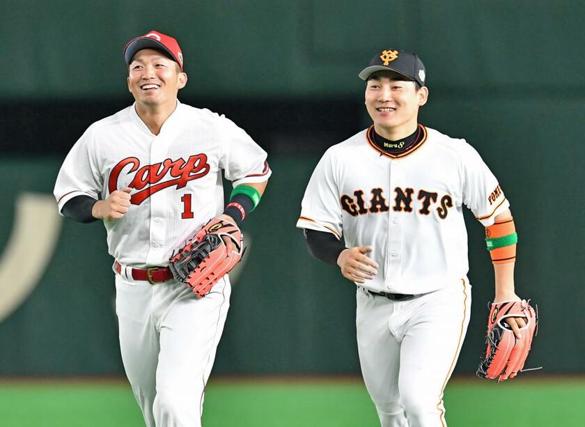 巨人に移籍した丸（写真左）と鈴木誠也が再びチームメートになる可能性は現段階でゼロではない(Ｃ)朝日新聞社