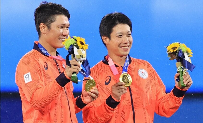 東京五輪で金メダルとともにMVPを獲得した山田(右)。ベストナインに選ばれた坂本勇人と
