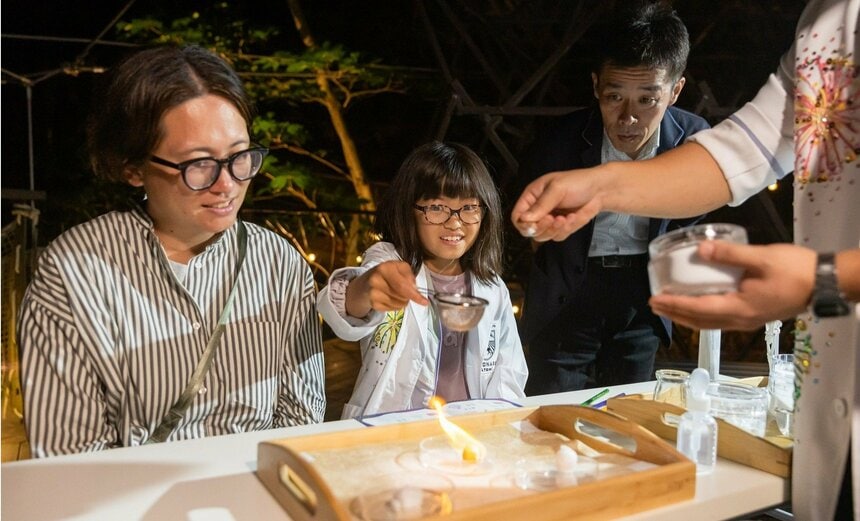 さあ、実験です。粉をふりかけたら、色が変わる瞬間を見逃さないように、炎から目が離せません。