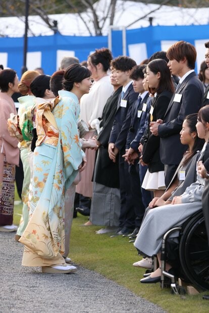 写真・図版（1枚目）| 【秋の園遊会】瑶子さま「金髪ピンク
