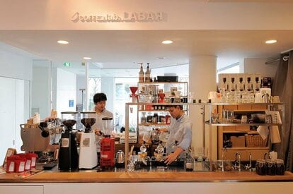 ラバール代官山「ラボ・ラバール」。取材時は、他店のバリスタを招いてサイフォンコーヒーセミナーを開いていた。同業者間での横のつながりもあり。左が本池達也さん（撮影／高井正彦）