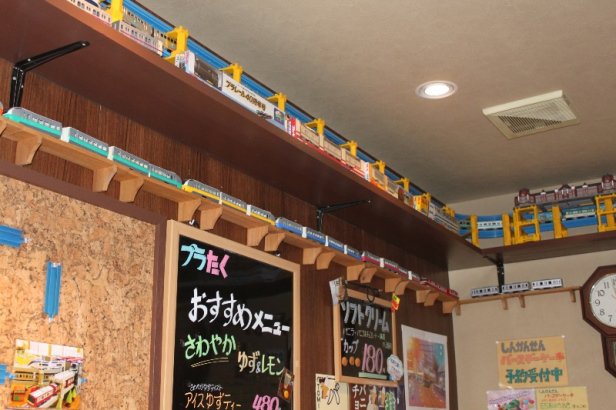 天井をぐるりと囲むようにプラレールが走る