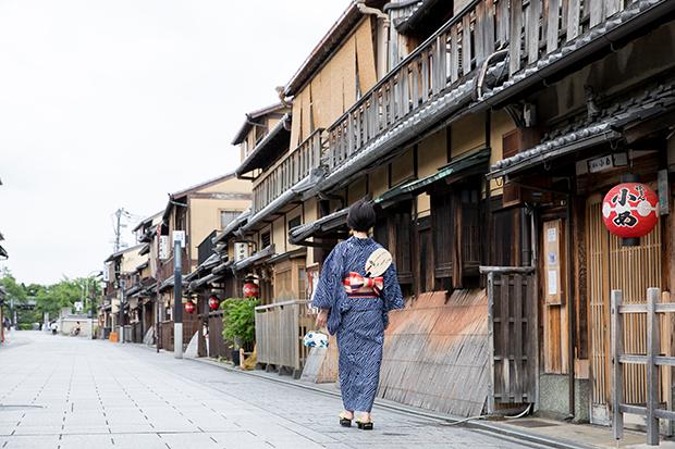 京町家に赤いぼんぼり、花街の風情が味わえる花見小路を歩く