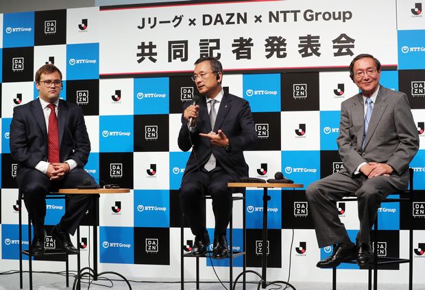 Jリーグの村井満チェアマン(中央)は、DAZNだけでなくNTTグループとも提携し「全国のスタジアムでWi-Fi環境の整備も進めたい」と話す (c)朝日新聞社