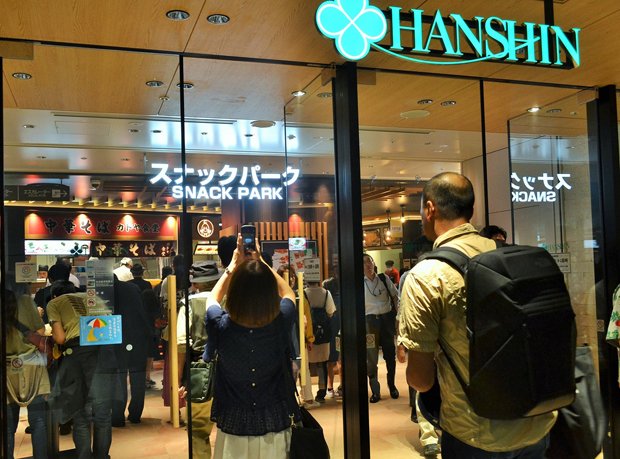 2018年6月1日に復活した阪神梅田本店のスナックパーク。「早い、安い、うまい」の注目スポットだ