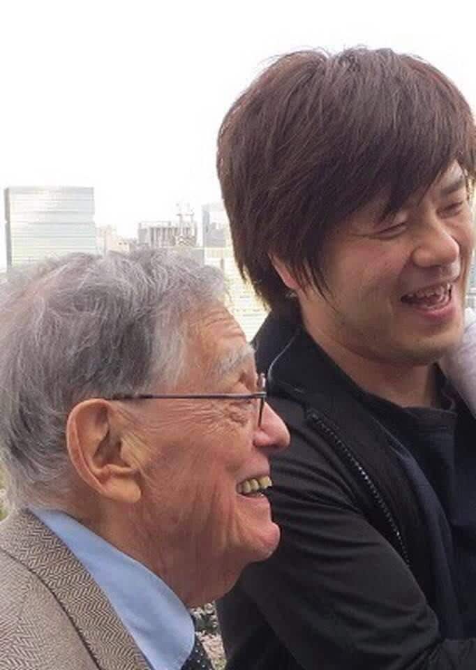 笑顔を見せるドナルド・キーンさん（左）と平野啓一郎さん。年の離れた２人だったが、深い友情で結ばれていた／２０１４年４月（写真／平野さん提供）