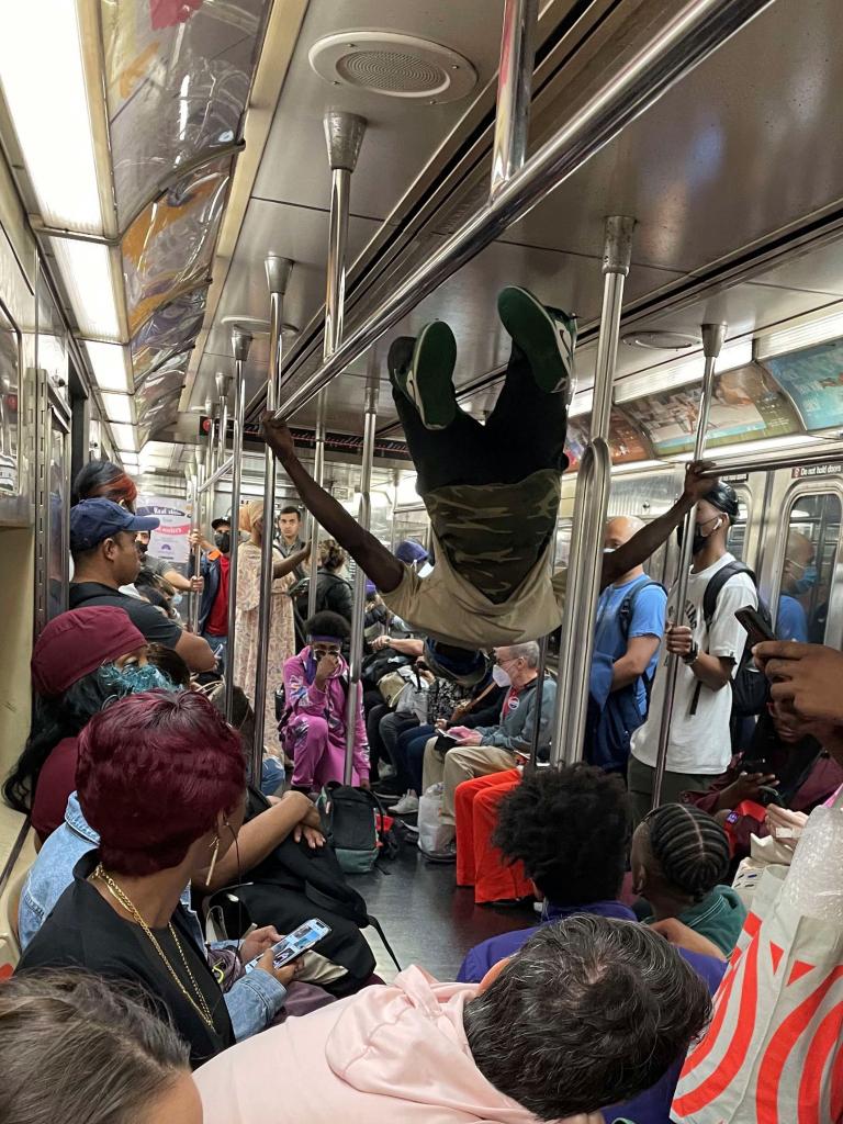 地下鉄の車内でアクロバットを披露する若者たち(写真／筆者提供)