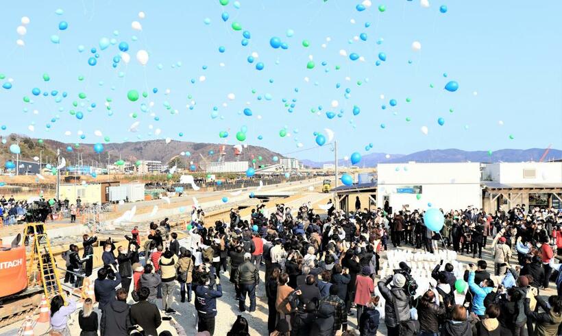 ３月１１日、地震発生時刻に合わせた黙とうの後、バルーンリリースが行われた。約７００個の風船が空を舞った（宮城県石巻市南浜）（撮影／編集部・川口穣）