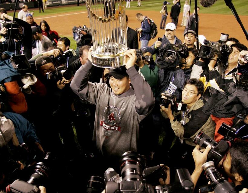 大リーグ・レッドソックスの松坂は２００７年、ワールドシリーズでロッキーズを破り、同シリーズ制覇に貢献した（Ｇｅｔｔｙ　Ｉｍａｇｅｓ）

