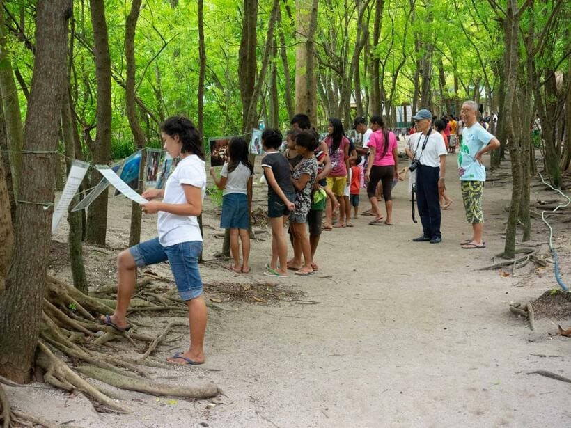 「天使の小径の写真展」の様子（撮影：熊切大輔）