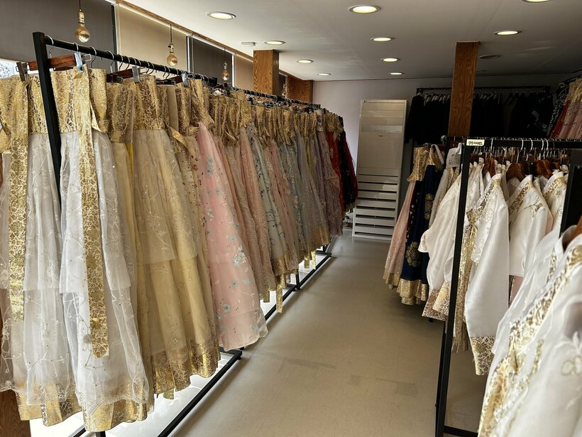 韓服のレンタル料は1時間1万2000ウォン（約1200円）。更衣室にスタンバイしているスタッフが、ものの5分で着替えさせてくれる
