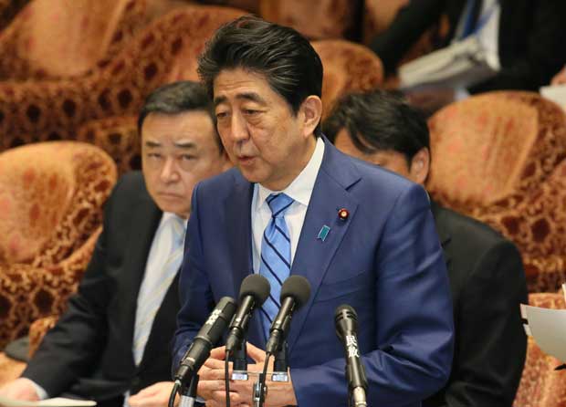 衆院予算委で答弁する安倍晋三首相＝4月11日　（ｃ）朝日新聞社