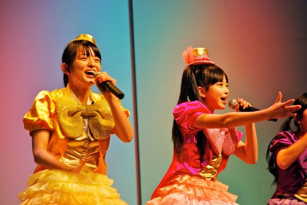 メンバーの清井咲希（左）と彩木咲良