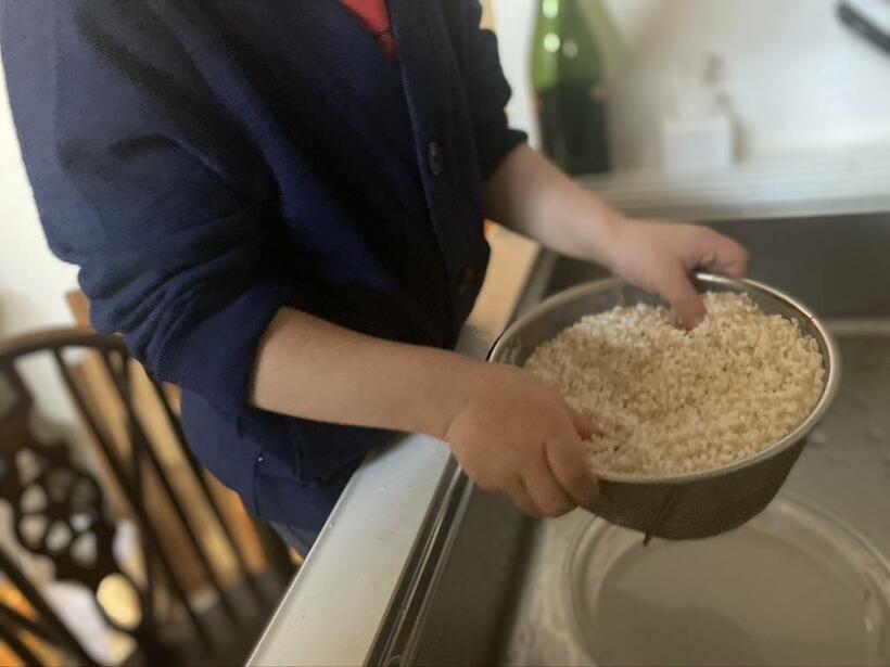 お米を研ぐときにザルを使うと、子どもでもやりやすい（筆者撮影）