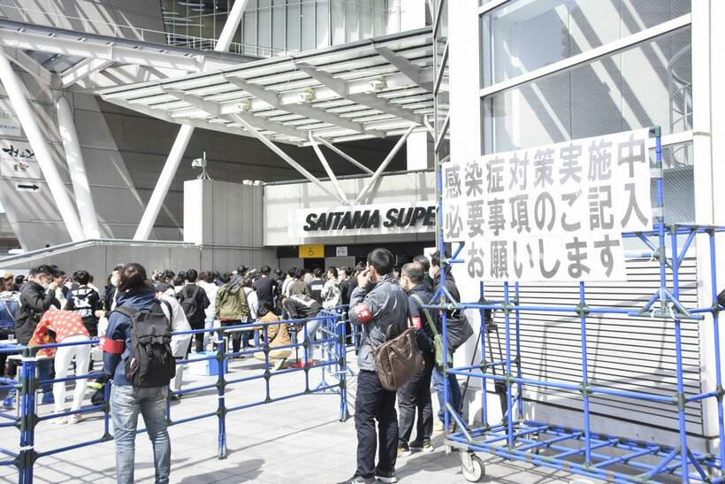 ３月２２日、「Ｋ－１　ＷＯＲＬＤ　ＧＰ」の会場となったさいたまスーパーアリーナの入場口付近には、感染症対策を呼びかけるメッセージも掲げられていた　（ｃ）朝日新聞社