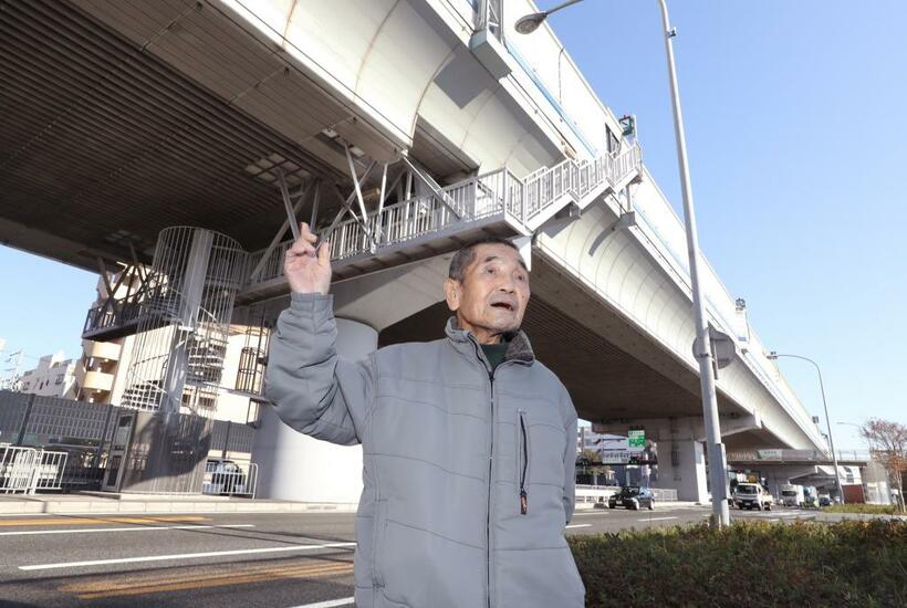 記事に登場する運転手さんは、バスが転落を免れた場所で当時のことを語っていた　（ｃ）朝日新聞社