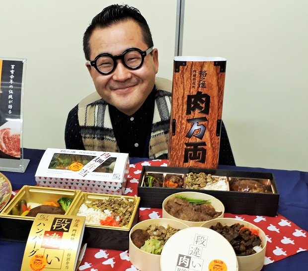 東京駅構内で販売する熟成肉の駅弁と千葉祐士社長