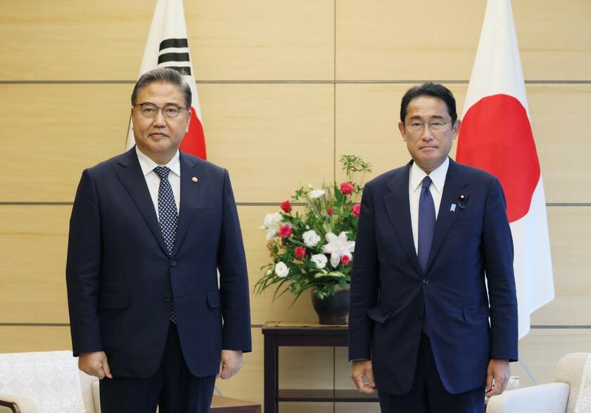 朴振外相（左）の表敬を受ける岸田文雄首相