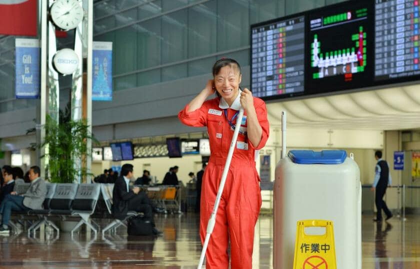 清潔な羽田空港で清掃する新津春子さん（朝日新聞出版）