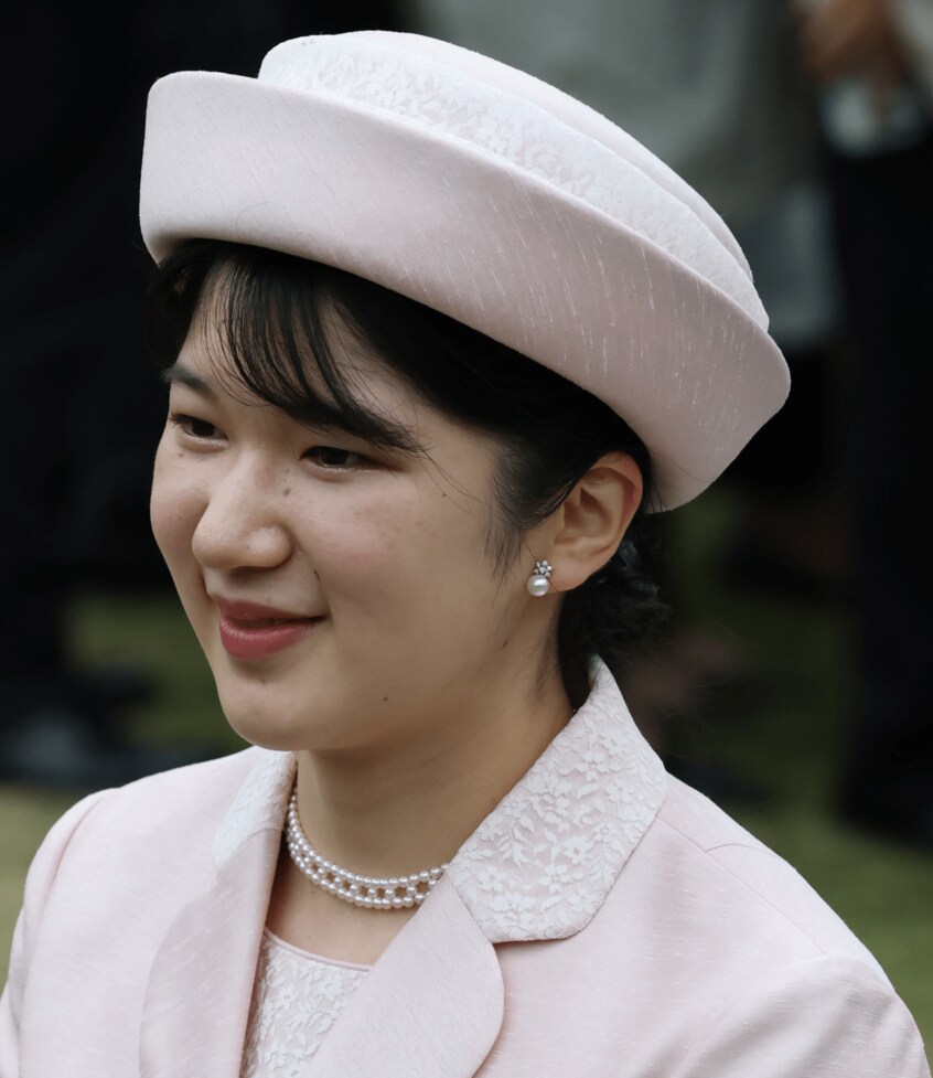 24年の春の園遊会では愛子さまは、リボンのついたクラッチバッグと耳元には花をモチーフにした真珠とダイヤのイヤリング、首元には小粒のパールを編み込んだチョーカー風のネックレスを着用。可憐なデザインだが質のよいジュエリーが品の良さを引き立てた=2024年4月23日、東京・元赤坂の赤坂御苑、JMPA