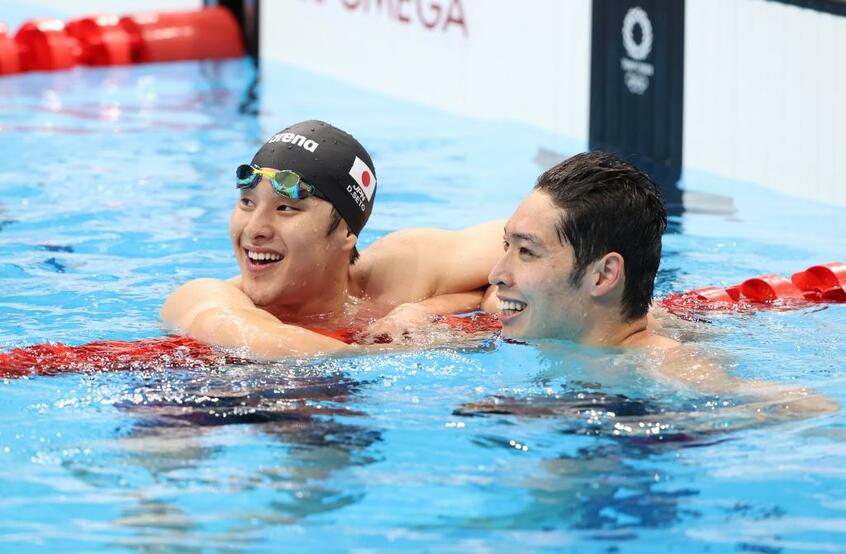 男子200メートル個人メドレー決勝に出場した瀬戸(左)と萩野(c)朝日新聞社