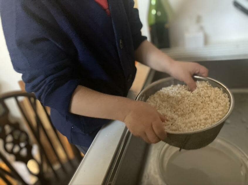 お米を研ぐときにザルを使うと、子どもでもやりやすい(筆者撮影)