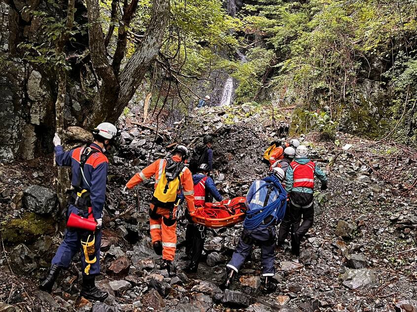 2022年に鈴鹿山地で発生した山岳遭難では捜索3日目に遭難者を発見。警察・消防に引き継ぎ、合同で搬送した(写真/山岳遭難捜索ネットワーク提供)