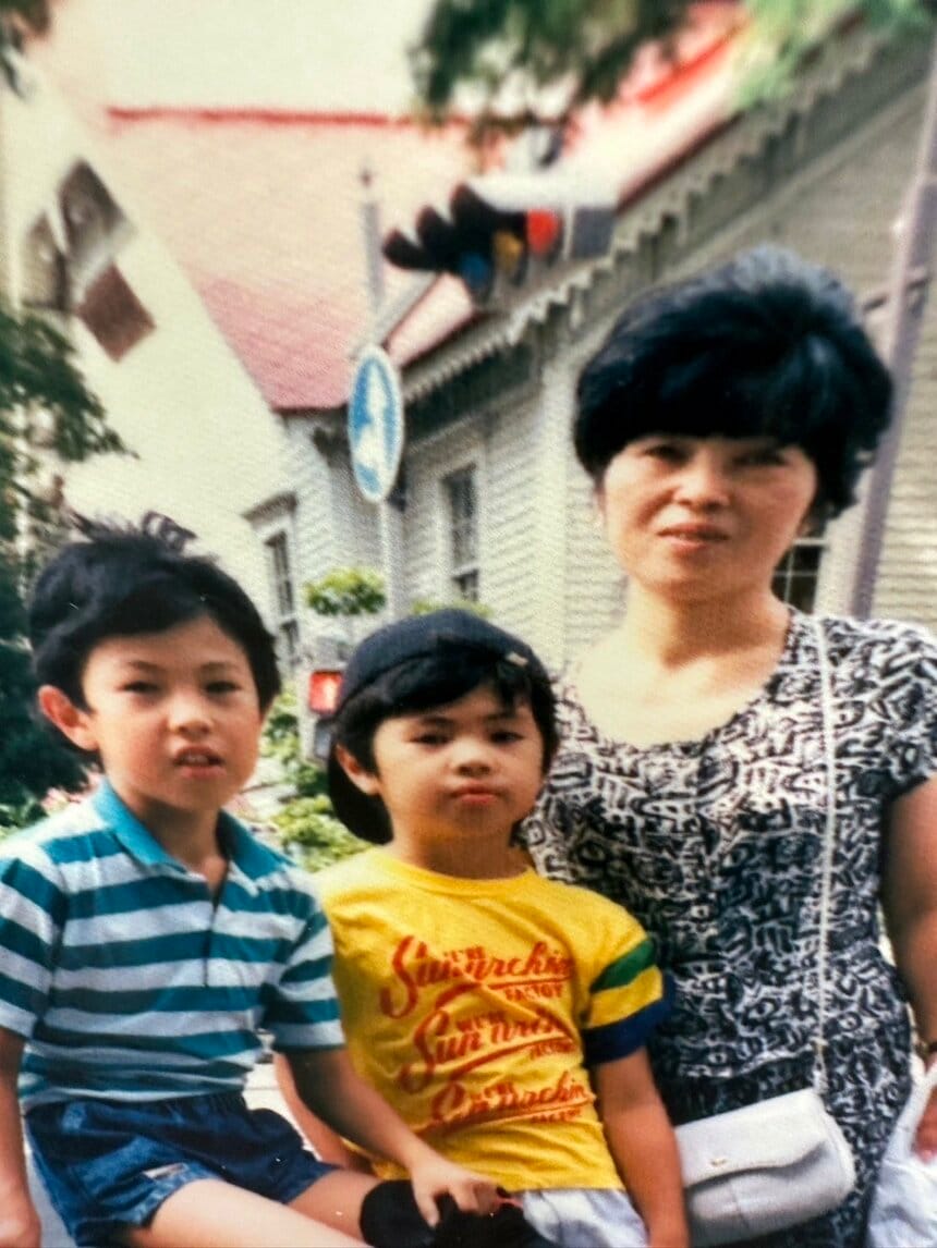 子どものころの小島よしおさんとお母さん（一番右はお兄さん、真ん中がよしおさん）（本人提供）