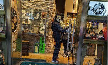 銀座時計店強盗に立ち向かった「銀座ママ」が今だから語れる“バッシング”と“後悔”