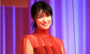アマゾンCMの“仕事帰り女性”が話題 キレイなお姉さん「瀧内公美」の正体〈鶴瓶の家族に乾杯きょう出演〉