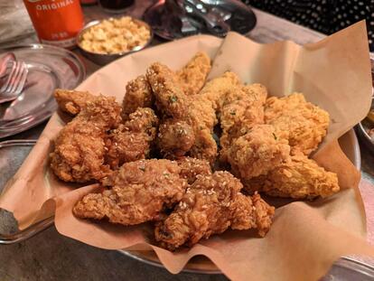 明洞チキン通りの「生活麦酒」にて。1羽分(2~3人前)で2万2000ウォン(取材時点で2300円)だった