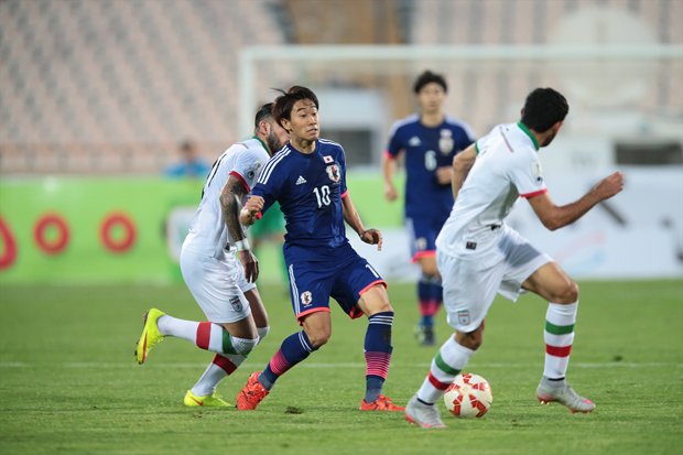 イランの激しいマークに苦しむ香川真司（撮影・六川則夫）