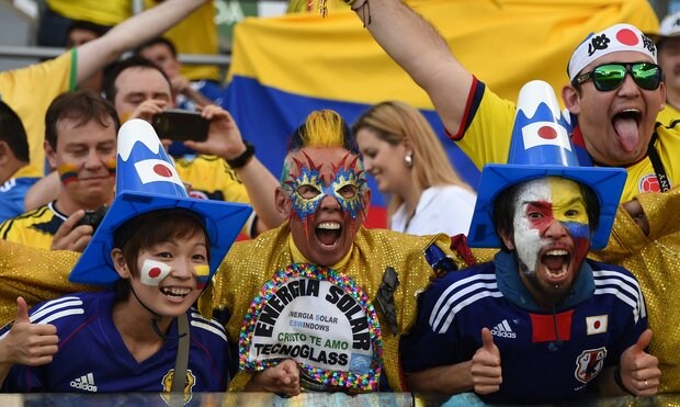 サッカーW杯ブラジル大会（2014 World Cup）グループC、日本対コロンビア戦の応援に訪れた日本のサポーター（2014年6月24日撮影）。(c)AFP＝時事/AFPBB News
<br />記事「W杯コロンビア戦で声援送る日本のサポーター」より