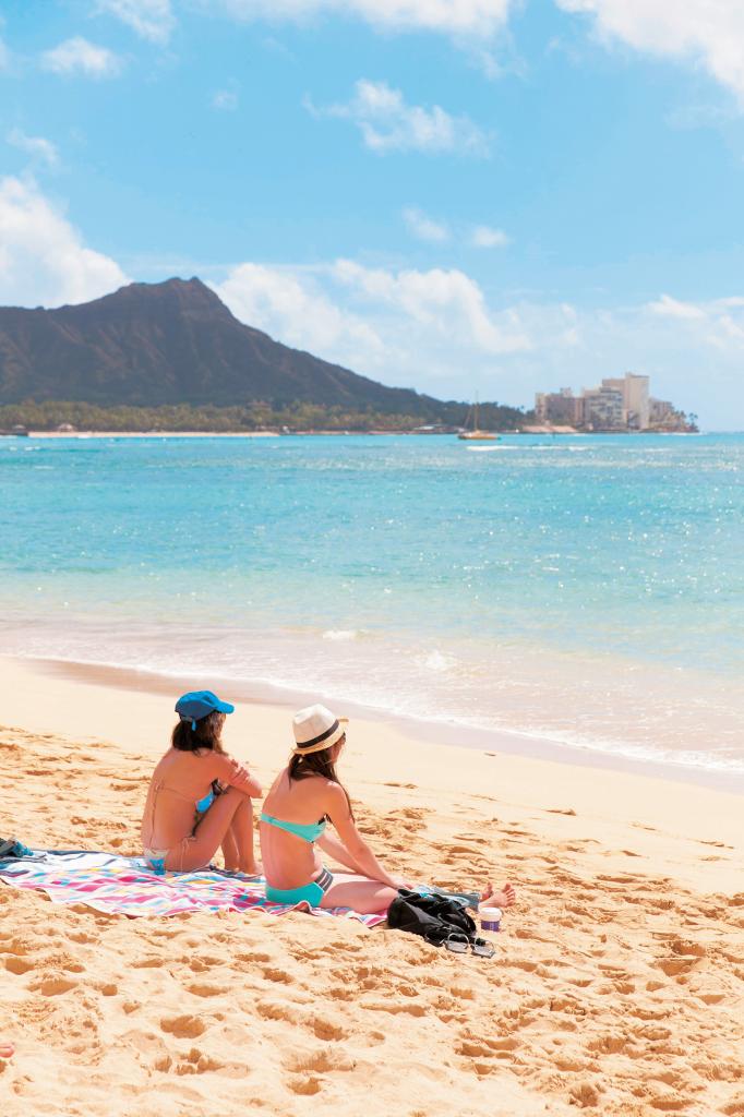 ハワイのビーチでは貴重品の置き場に困ることも多い。家族やグループなら、誰か一人は荷物番をするほうが安全だ