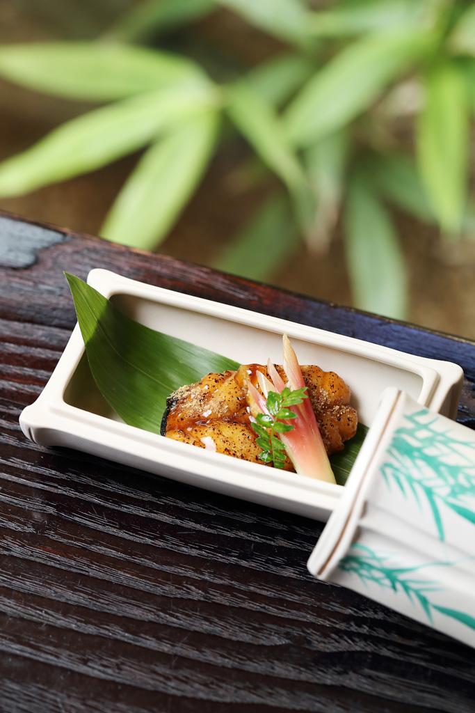 鰻豆腐
<br />「「普茶コース」(6000円~)の夏の一品「鰻豆腐」は、鰻の蒲焼きに似せた〝擬製料理〟。豆腐に山芋やゴボウを合わせ、海苔の上に塗って揚げ、天火で焼いた。鰻の小骨の触感も見事に表し驚かされる。「普茶弁当」(3450円、月~土の昼のみ)でも「鰻豆腐」を通年提供。全室、椅子式個室。税別/【普茶料理 梵】東京都台東区竜泉1-2-11(営)月~土12:00~13:30L.O. 17:30~19:00L.O. 日12:00~18:00L.O.(休)水