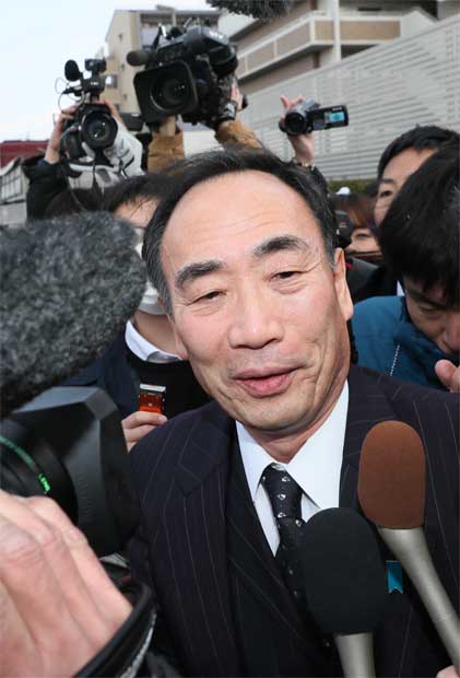 次々と虚偽報告などが発覚し、窮地に陥った籠池氏。１０日には小学校設置の認可申請の取り下げと森友学園理事長退任を発表した　（ｃ）朝日新聞社