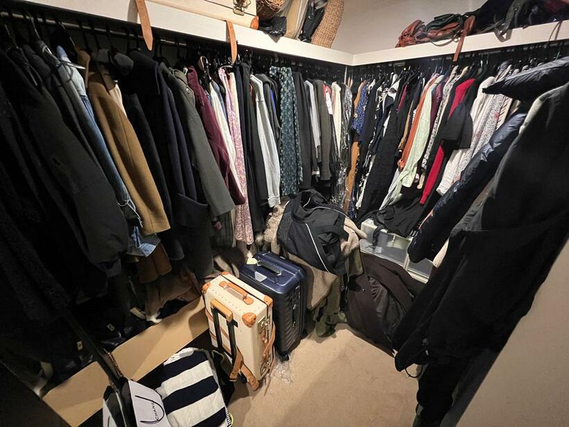 【Before】大量の洋服と床置きのモノたちでいっぱいのクローゼット（写真：安田さん提供）