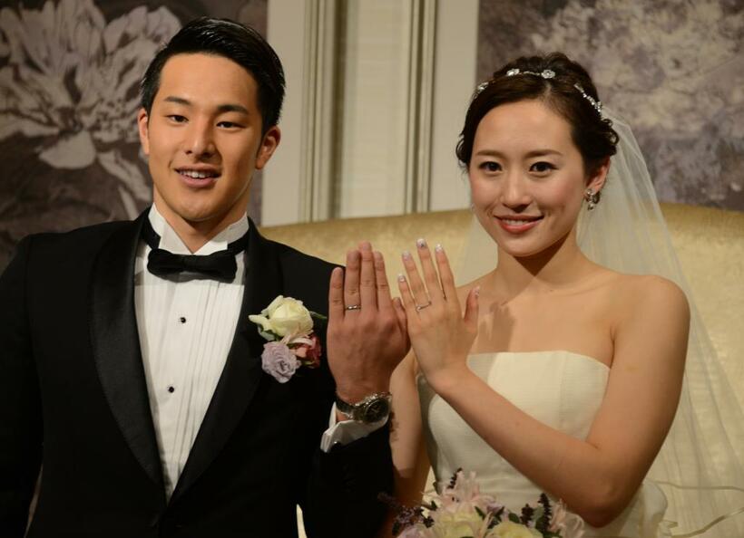 結婚式で幸せな笑顔を見せる瀬戸選手と馬淵さん（C）朝日新聞社