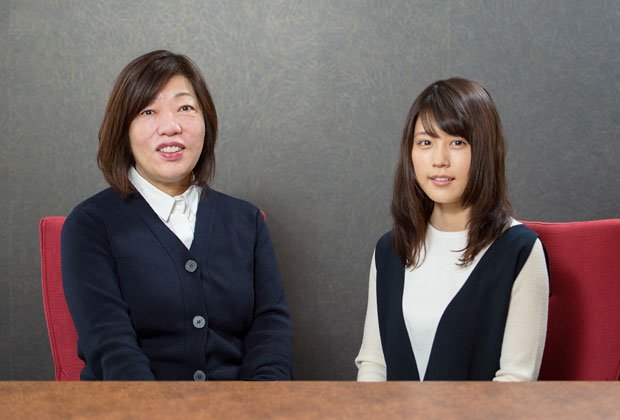 有村架純さん（右）と林真理子さん（撮影／写真部・堀内慶太郎）