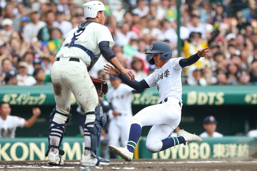 【決勝】六回表、沖縄尚学・宜野座の適時打で二塁走者の宮城が一気に生還。勝ち越しに成功する（撮影／写真映像部・松永卓也）