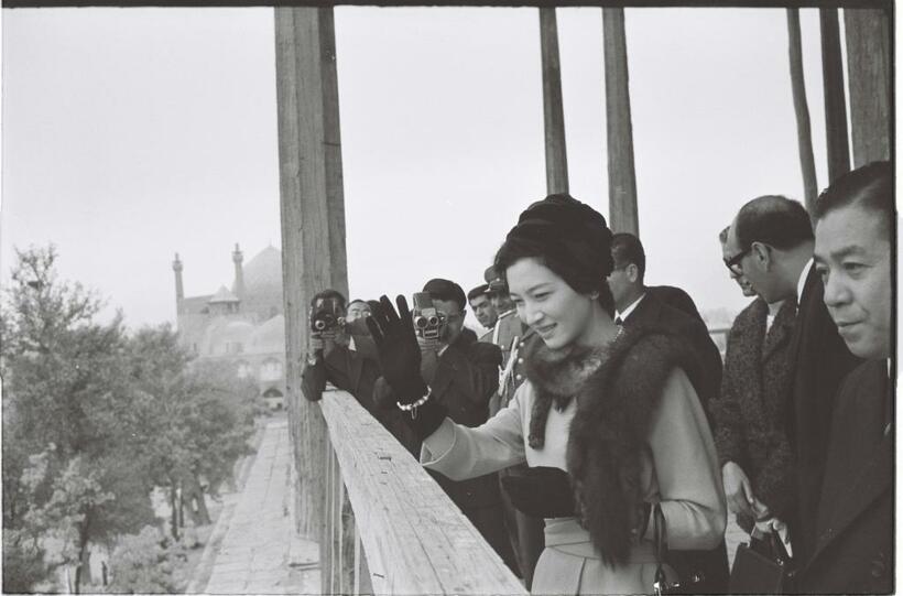 １９６０年、イランのイスラム寺院で、市民の歓迎に手をふる美智子さま。その姿をムービーで撮影する当時の皇太子明仁さま（美智子さまの左）　 （ｃ）朝日新聞社