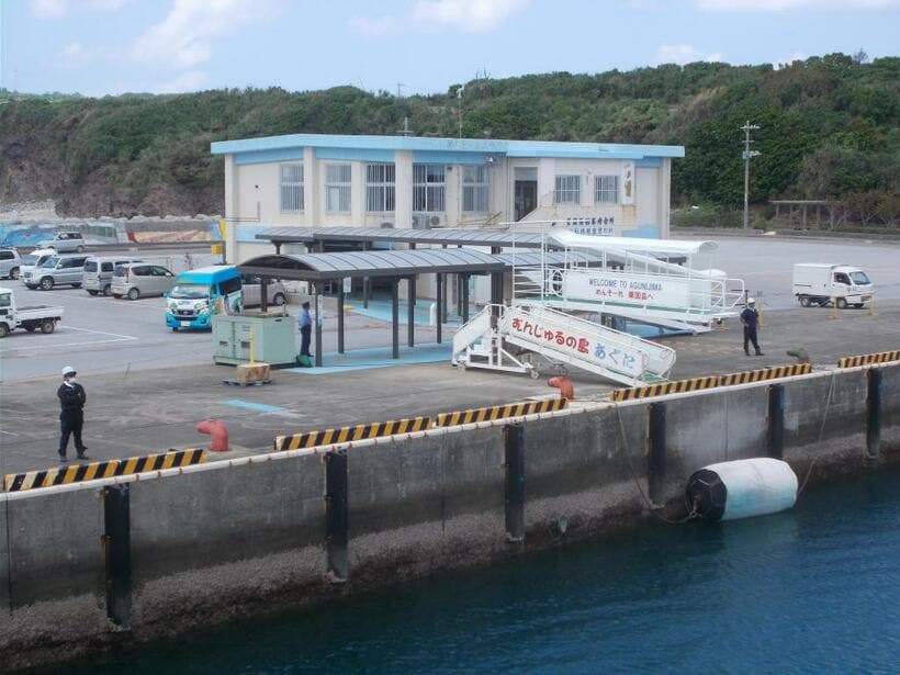 粟国島の港。ターミナルも小さい(撮影・下川裕治)