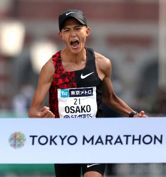 昨年の東京マラソンで日本記録更新を確信し、叫ぶ大迫傑　（ｃ）朝日新聞社